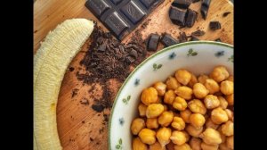 Шоколадные кексы из нута без муки и сахара! | Рецепт с ягодно-ореховым топпингом | Полезный десерт