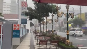 Прогулка под сильным дождем в пригороде Индонезии