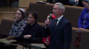 В тихий вечер склоняю я колени в тиши..