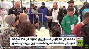 لاجئون سوريون يعودون من لبنان