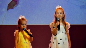 Маленькие голоса — большое сердце: песня о маме под дождём воспоминаний.