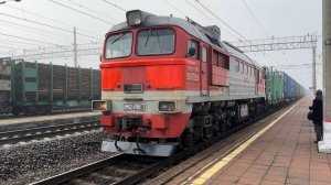 «На туманной станции!» Тепловоз ДМ62-1785 с вагонами на ст.Тихвин, октябрь 2025 года
