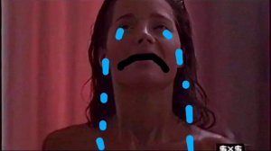 Женщина купается под водой на канале 2х2