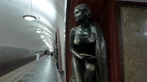 Знаменитые скульптуры в метро Москвы обновят