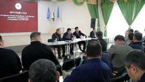 Алексей Еремеев олохтоох салайыныы сокуонун нэһилиэнньэни кытта дьүүллэстэ