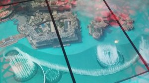 Стеклянный пол трещит под ногами!Внизу фонтаны)