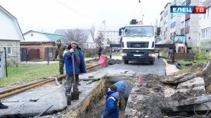 В Ельце на улице Рязано-Уральской устраняют порыв теплотрассы