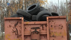 Новые ломовозы вывозят старые шины со специальных контейнерных площадок в Петрозаводске