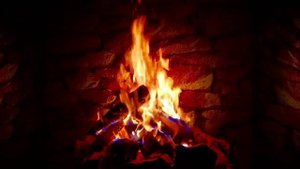 Трескучий огонь в камине. Успокаивающий камин.