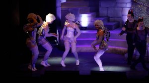 Чехов-центр подарил "Тепличному" "Летучую мышь"