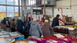 В Светофоре классные завалы посуды! Много новинок для кухни. Красивые тарелки, кружки, кастрюли.