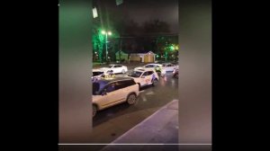 как женщина перепутала газ с тормозом и зажала инспектора ДПС