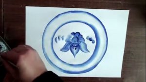 Рисуем изящную тарелку с росписью под гжель