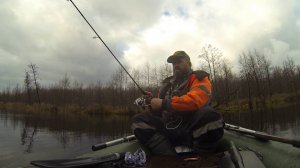 РЫБАЛКА ГЛУБОКОЙ ОСЕНЬЮ НА ЩУКУ. РАЗВЕДКА НОВОЙ ЛЕСНОЙ РЕКИ.