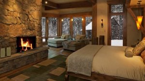 Атмосферное видео: дом с камином, снегопад.