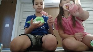 пробуем мороженое с шариками