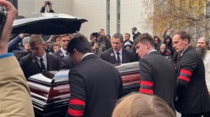 Москва простилась с актёром романом поповым / вынос гроба