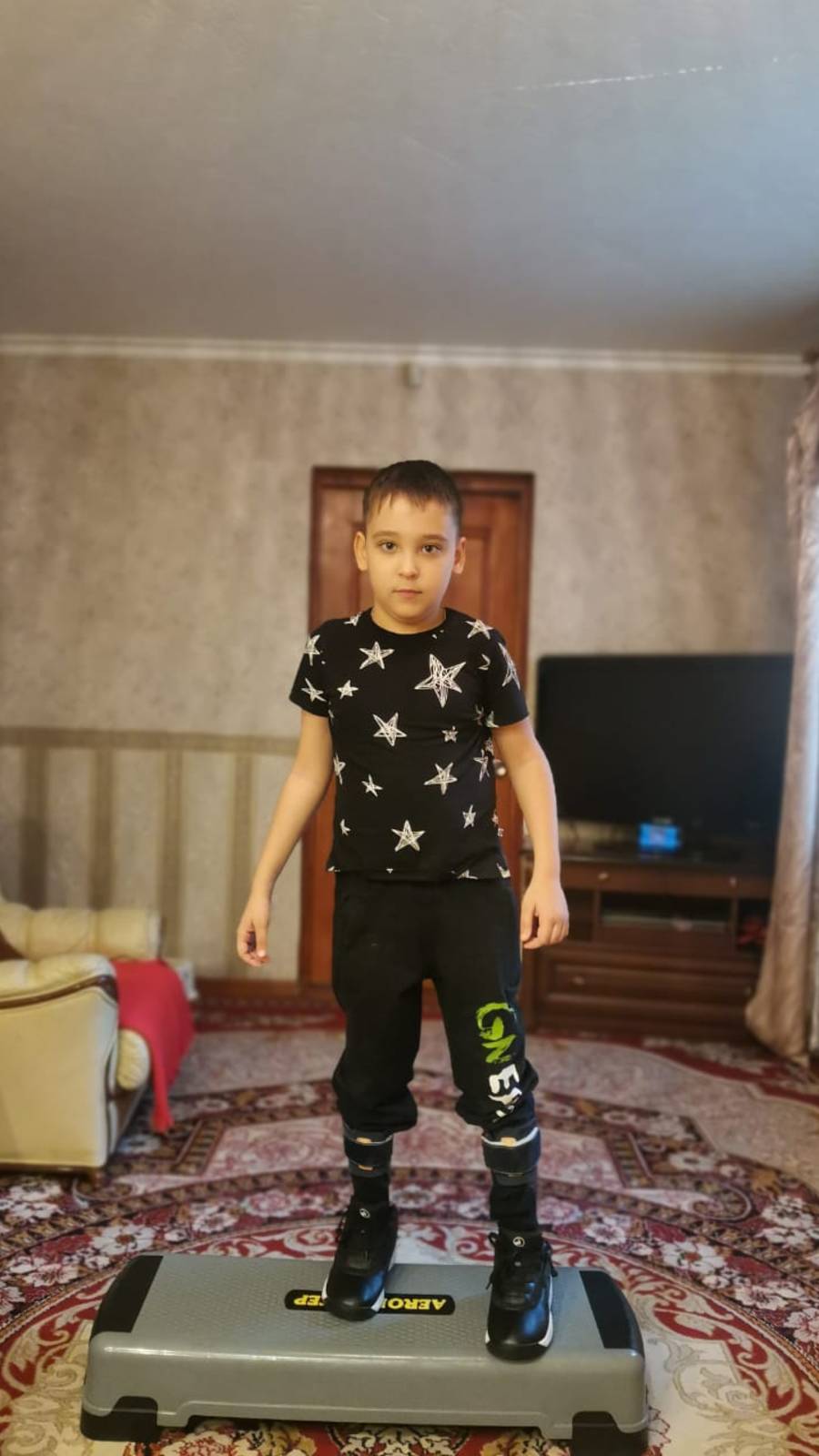 Саша занимается на степе