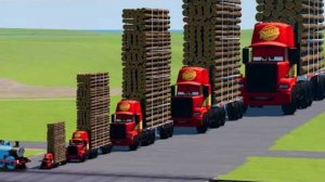 Большой и маленький грузовик Mack с высоким прицепом для перевозки бревен против поезда Thomas | Bea