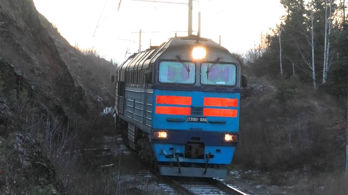 2ТЭ116У-0006 с грузовым поездом между скал