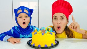 Крис наряжается в костюмы и помогает маме - Детские истории с игрушками!