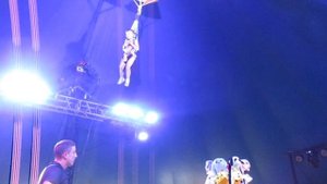 Поля летает в цирке