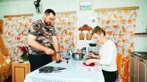 МОЛОДАЯ СЕМЬЯ ЖИВЕТ В СТАРОЙ ДЕРЕВНЕ | СТРОЙМАТЕРИАЛ ДЛЯ БУДУЩЕЙ УСАДЬБЫ | ЗАПАСЫ В ЗАКРОМА |