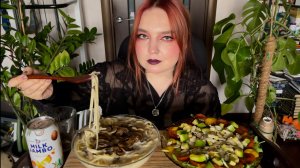 МУКБАНГ | Паста сливочная с грибами, салат с манго и авокадо 🍝🥗