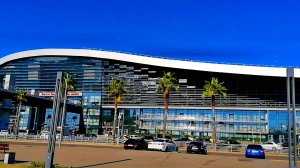 Величественный железнодорожный вокзал Адлер. Вид на море и горы.