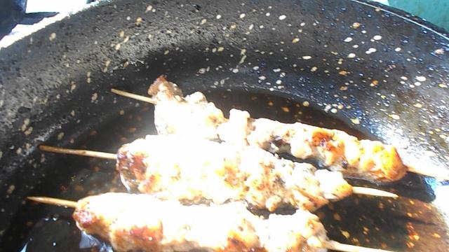DSCN8406 Шашлычки на шпажках на сковороде.