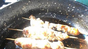 DSCN8406 Шашлычки на шпажках на сковороде.