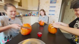 Отмечаем ХЭЛЛОУИН 👻 Готовимся к Вечеринке 😈 Вырезаем Тыквы 🎃 Украшаем Дом // МСН