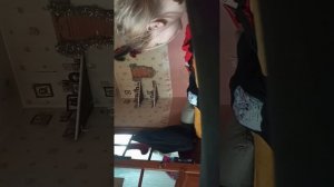 стоим на руках вместе с Ульяной и Настей