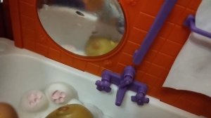 Из ванной пролилась вода на пол.🤣🛁🤣 Сабрина и Артём: весёлые истории кукол Барби.