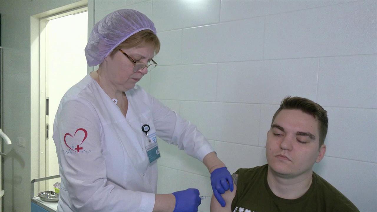 Прививку от гриппа можно сделать бесплатно в поликлинике или мобильном пункте