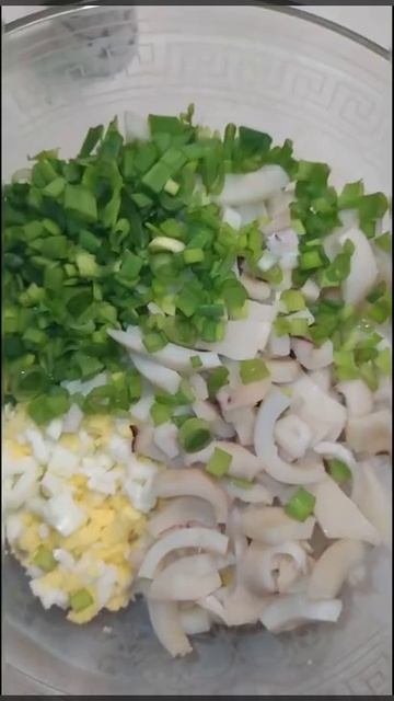 Салат с кальмарами и зелёным луком.