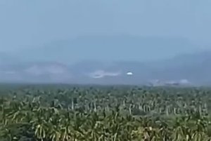 Белый Объект Над Тропическим Лесом