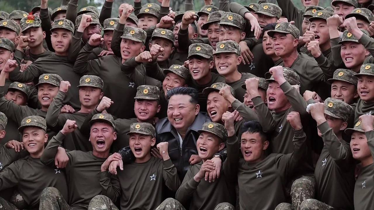Уважаемый товарищ Ким Чен Ын посетил штаб 11-го корпуса Корейской Народной Армии смотреть онлайн