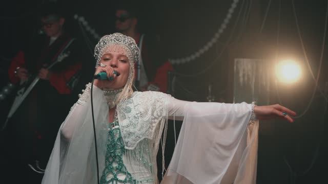 NIKA DUBIK, M Clis, Зори Бэнд – Искры (Еthnic Deluxe Remix)