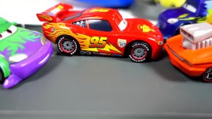 МУЛЬТИКИ ПРО МАШИНКИ 🚗 ТАЧКИ ВЫПОЛНЯЮТ СЛОЖНЫЕ ТРЮКИ И ПАДАЮТ В ВОДУ С ГОРКИ. МАКВИН И КОМПАНИЯ