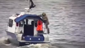 Пограничный катер России на реке Нарва с флагом ЧВК Вагнер