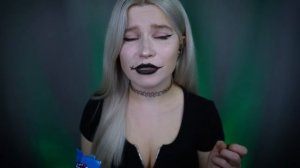 Уютный вечер Хэллоуина в стиле АСМР 🎃 Поедание сладостей, жевание, потрескивание свечей, шепот