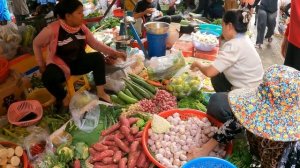 Камбоджа 2025 🤯 Пробую странную и вкусную уличную еду на рынке и в городе