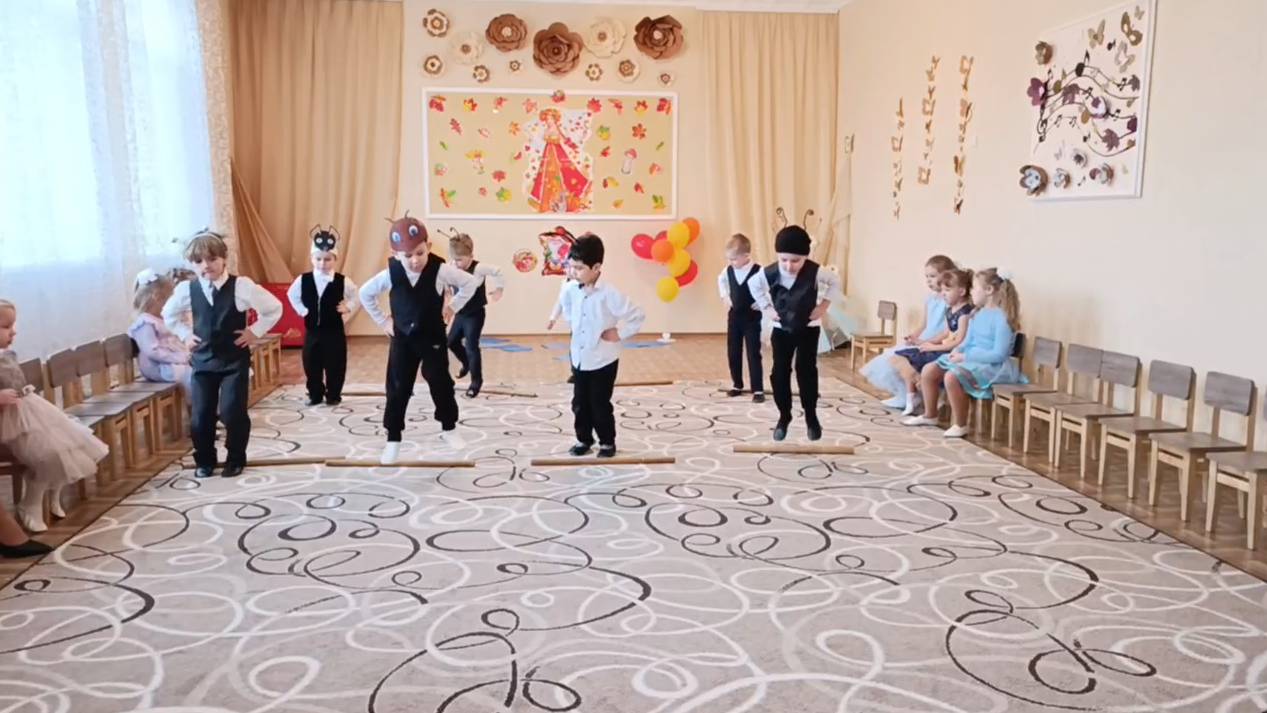 ТАНЕЦ МУРАВЬИШЕК на Осеннем утреннике в детском саду.