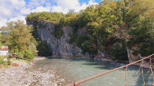 Ахштырское ущелье образовано горной рекой Мзымтой. Это часть горного хребта Ахцу. Красоты Сочи