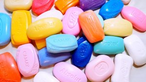 АСМР ШУРШАНИЕ . РАСКЛАДЫВАЮ ЯРКОЕ  МЫЛО. ШУРШУ УПАКОВКОЙ.