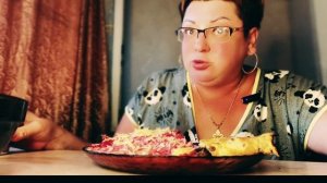 a-seledochku-nado-doedat-seledka-pod-shuboi-s-blinami-po-kitaiski-mukbang