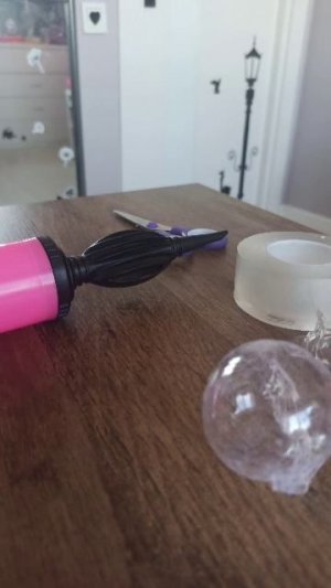 показываю как сделать из нана скотча снеговика