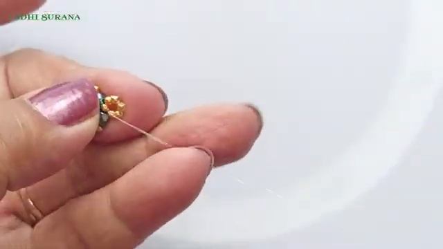 Серьги с кубовидными кристаллами от Nidhi Surana смотреть онлайн