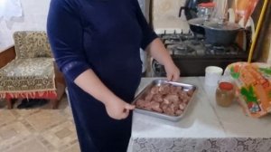 Жарю  свинину кусочками. Готовлю  булгур с  мясом!